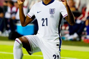 爱游戏-包含姆巴佩回归赛场，逆转首场状态亮眼，中国队观众沸腾！的词条