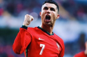 爱游戏体育-包含C罗在DWG比赛中出色防守，爆冷引发热议！的词条